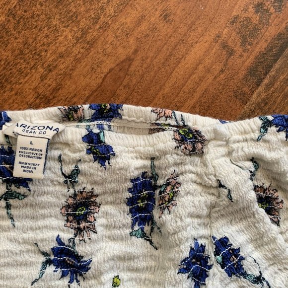 Off-the-shoulder white flowy top with flowers - Picture 3 of 4